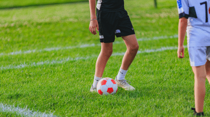 Des ados qui jouent au soccer