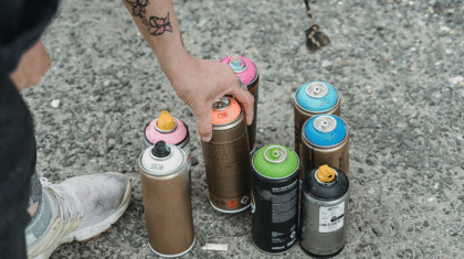 Des bouteilles de peinture pour faire du street art