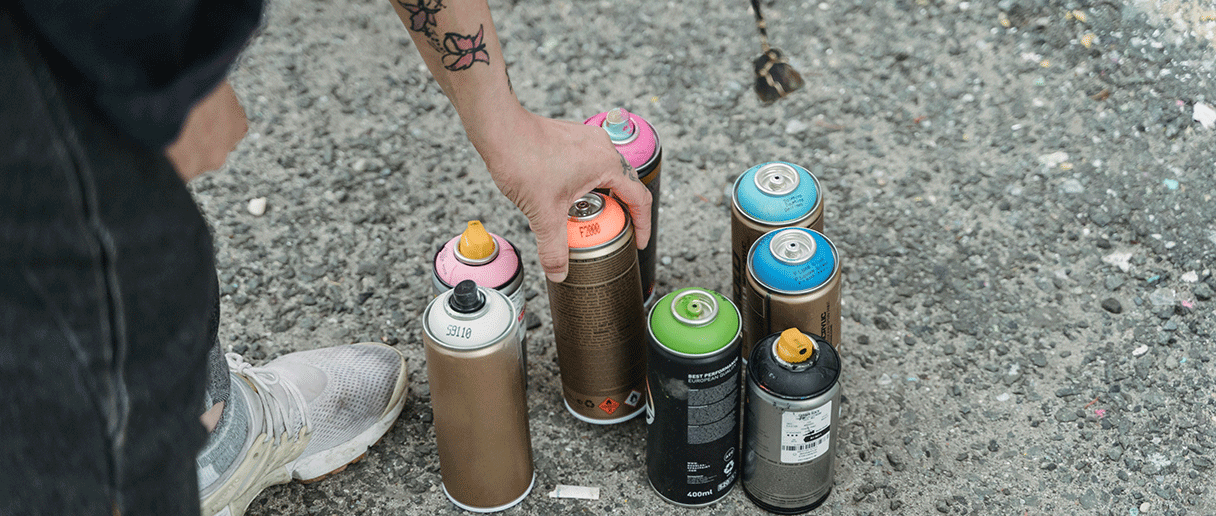 Des bouteilles de peinture pour faire du street art