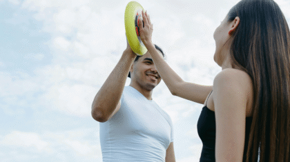 Deux personnes qui jouent au frisbee
