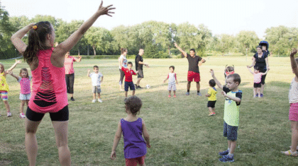 Des parents et des enfants qui font de la Zumba dans un parc