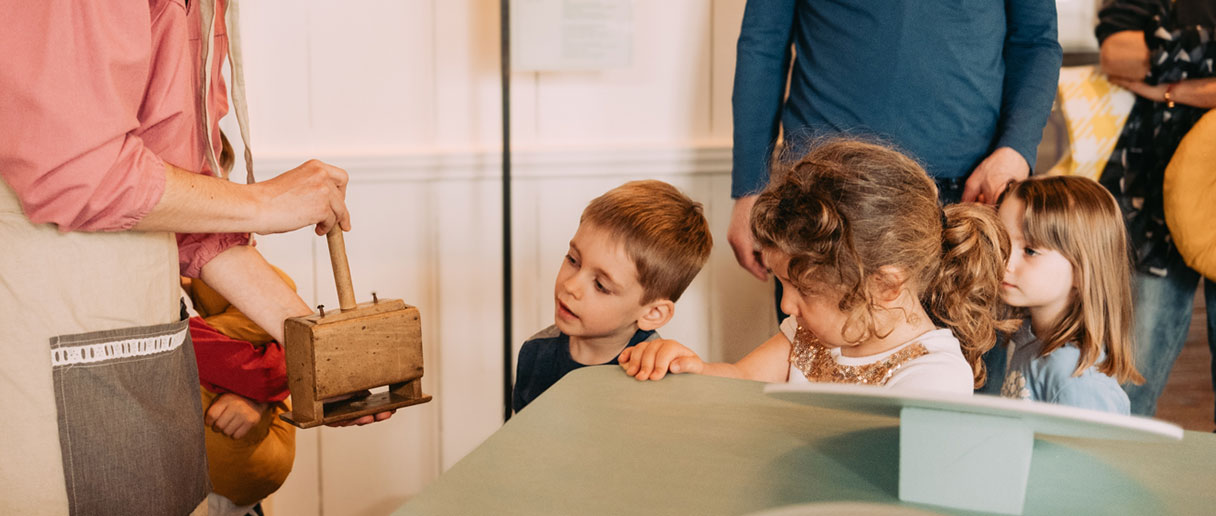 Enfant regardant un métier