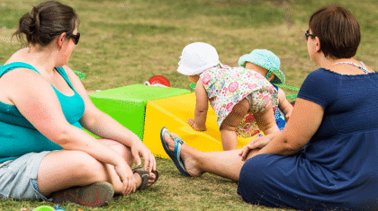Des bébés dans un parc qui font un parcours moteur dans un parc