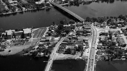 Vue aérienne de Laval en noir et blanc
