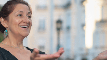 Une personne qui chante dehors