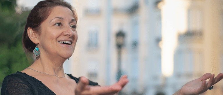 Une personne qui chante dehors