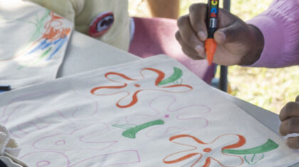Personne qui fait du dessin avec des crayons de couleurs