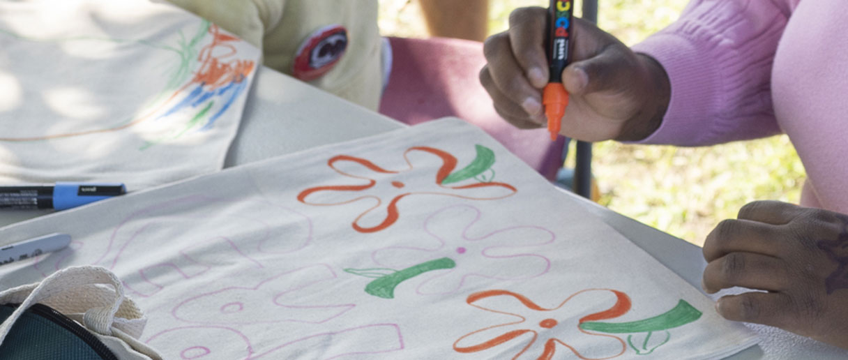 Personne qui fait du dessin avec des crayons de couleurs