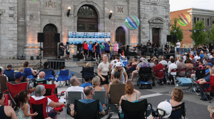 des gens célébrant la fête nationale devant l'église Ste-Rose