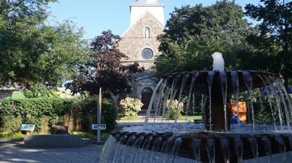 Fontaine situé à Sainte-Dorothée avec en arrière plan l'église