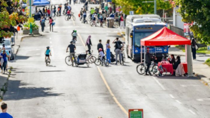 Des gens qui font du vélo dans la rue lors du Cyclovia de laval.