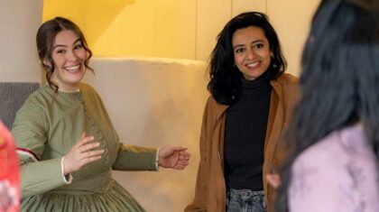2 femmes sur un divan