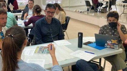 Personnes autour d'une table