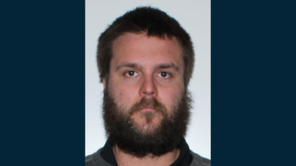 Homme de race blanche, 33 ans, cheveux et yeux brun, barbe brune.