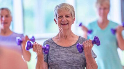 Personne âgé qui fait de l'activité physique